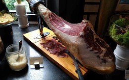 Nhấm rượu đùi lợn 50 triệu, thưởng trà 'vàng đỏ' 650 triệu/kg