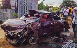 Đắk Lắk: Ô tô nát bươm sau tai nạn, 6 người nguy kịch