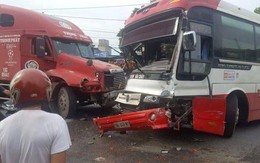 Xe khách đâm vào xe container, nhiều hành khách Quảng Ninh thoát chết