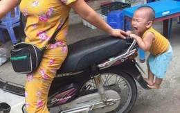 Dân mạng cười sảng khoái với em bé bám đuôi xe mẹ đòi đi chợ