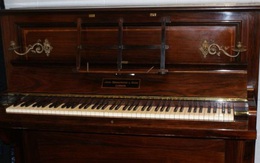 Mua đàn piano cũ về phục chế, cả gia đình ngã ngửa khi nhìn thấy thứ bên trong