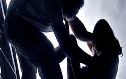 Phát hiện vợ ôm người tình trẻ ngủ, chồng đập chết tình địch