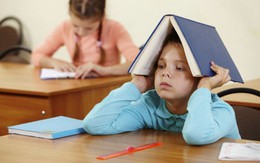 Con hụt hơi vì 'học với mẹ'