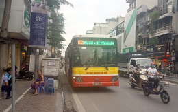 Đi sát dải phân cách, thanh niên bị xe buýt 'ép' trọng thương