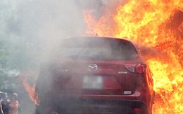 Đỗ cạnh đống rác đang đốt, Mazda CX5 bốc cháy ngùn ngụt