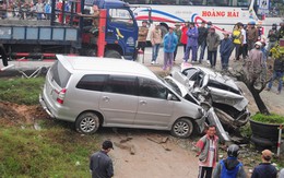 Người dân tháo chạy khi taxi bị tông văng 10 m