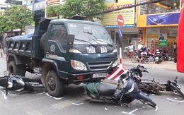 Đang dừng đèn đỏ, 4 xe máy bị xe ben đâm từ phía sau nhiều người bị thương