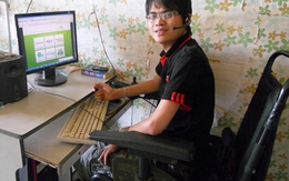 Nghị lực của chàng trai Việt ngồi xe lăn làm việc cho công ty Singapore