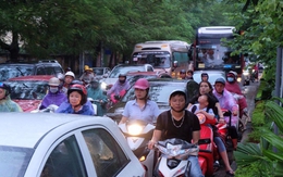 Đường phố Hà Nội ùn tắc sau mưa lớn, nhiều người dân cố đi ngược chiều giữa dòng xe đông đúc