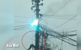 Thợ điện bị treo lơ lửng khi cột điện bốc cháy