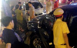 Ford Escape tông liên hoàn trên cầu vượt