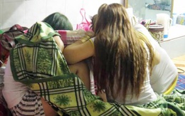 Nữ tiếp viên ngực trần massage cho khách ở TP HCM