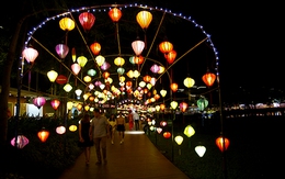 Đắm chìm trong không gian đầy màu sắc của hàng nghìn chiếc đèn lồng giữa Thủ đô