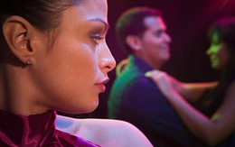 "Nếu em cần tiền, chị có thể cho em"