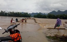 Gia chủ dẫn thầy cúng đi thăm mộ bị lũ cuốn tử vong