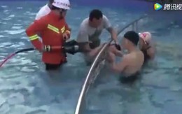 Bé trai mắc kẹt đầu ở rào chắn bể bơi