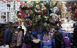 Thị trường đồ trang trí Noel: Xuất hiện nhiều món "khủng" với giá tiền triệu vẫn hút khách