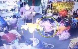 Giáo viên mầm non túm tóc và tát bé gái ngay giữa lớp học