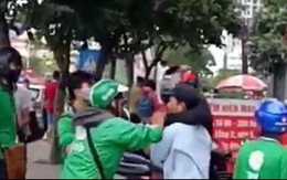 Tranh giành khách, xe ôm và tài xế Grabbike lại hỗn chiến ở Hà Nội