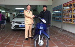 Cụ ông lặn lội từ Cao Bằng xuống Thủ đô nhận lại chiếc xe máy sau 11 năm bị mất cắp