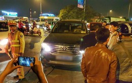Hà Nội: Cấm ô tô rẽ xuống dốc cầu Chương Dương, CSGT bị tài xế xe biển xanh tát vào mặt