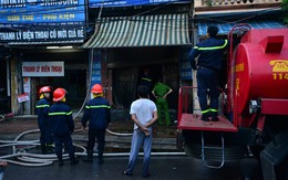 Hà Nội: Căn nhà 2 tầng cháy rụi lúc 3h sáng, cảnh sát PCCC phải cắt khoá để tiếp cận vào bên trong