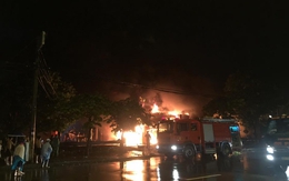 Cháy cực lớn ở siêu thị Thành Đô trên đường Giải Phóng trong đêm mưa