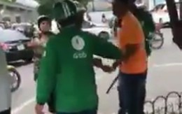 Hà Nội: Cho rằng bị tranh khách, xe ôm truyền thống dùng gậy đuổi đánh tài xế grab