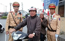 Hà Nội: CSGT giúp đỡ cụ già lẫn trí và cháu bé đi lạc