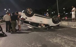 Hà Nội: Đập cửa cứu cả gia đình ra khỏi ô tô nằm "phơi bụng" trên đường sau khi đâm dải phân cách
