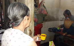 Hà Nội: Giữa thủ đô có một cụ bà 84 tuổi nuôi 2 con tâm thần bằng đồng lương hưu