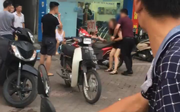 Hà Nội: Mặc con gái gào khóc, người đàn ông vẫn đấm liên tiếp vào mặt vợ đến chảy máu trên phố Xã Đàn