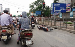 Hà Nội: Va chạm với ô tô, hai thanh niên đi xe máy văng xuống đường nguy kịch