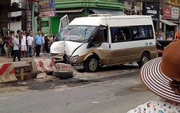 Hà Nội: Xe khách tông nát dải phân cách, nhiều người bị thương