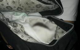 Hà Nội: Xót thương bé sơ sinh nặng 6 lạng bị bỏ rơi trong đêm trên đường Giải Phóng