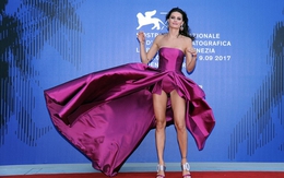 Hai cựu siêu mẫu Victoria's Secret bị gió thổi tung váy trên thảm đỏ