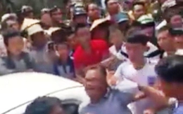 Hàng trăm người dân quây 2 người Trung Quốc nghi “thôi miên” cướp tiền