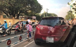 Hành động gây nhức nhối của bà mẹ trước cổng trường tiểu học ở Sài Gòn