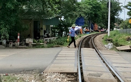 Côn đồ đập vỡ ô kính, cướp tiền của nhân viên chắn đường tàu