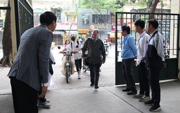 Hà Nội: Thầy hiệu trưởng ra cổng trường cúi chào học sinh mỗi sáng và sau giờ tan học