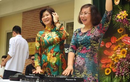 Cô Hiệu trưởng làm DJ chơi nhạc trong lễ chia tay học trò cuối cấp