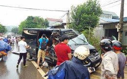 Hòa Bình: Xe Limousine 16 chỗ nát bét sau khi đâm vào đuôi xe tải đang đỗ ven đường, 1 phụ nữ bị thương nặng
