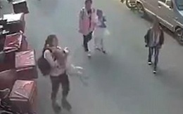 Bé trai 2 tuổi đi tìm mẹ bị rơi từ cửa sổ tầng 3 xuống đất được nữ sinh tiểu học cứu giúp