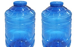Học sinh lớp 8 bơm thuốc thực vật vào bình nước ở lớp để hại bạn