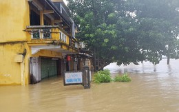 Hội An nước ngập đến nóc nhà, dân bắt đầu sơ tán