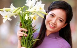 “Cô giáo hoa khôi" trường Ams khoe sắc với hoa loa kèn
