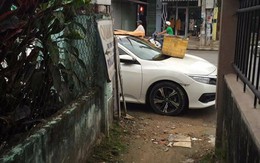 Đỗ chắn ngõ, Honda Civic 2017 bị biến thành nơi tập kết rác