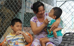 Mồ côi cha, đứa lớn bị bại não, đứa nhỏ đi không được, bám víu trên vai mẹ tật nguyền mưu sinh giữa Sài Gòn