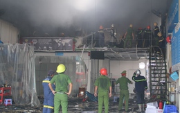 Đà Nẵng: Gara ô tô bất ngờ bốc cháy dữ dội