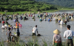 Hàng nghìn người "đội nắng" tham gia ngày hội đánh cá